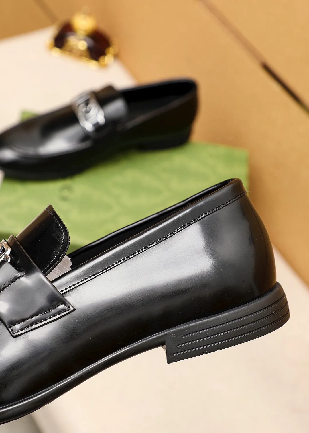 Men's shoes 💰460 💐 Product trademark: GUCCI "Gucci" casual leather shoes Regular size: 39-45 (38.45🉑️customized) Product materials: Selected imported first-layer open-edge beaded cowhide leather upper + luxury hardware buckle, imported cowhide leather lining. Strong three-dimensional visual effect, rubber outsole Color: 1⃣️color optional